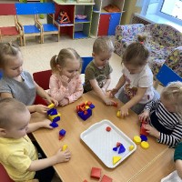 Наши самые маленькие воспитанники знакомятся с формой и цветом в игре