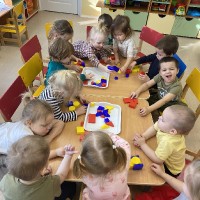 Наши самые маленькие воспитанники знакомятся с формой и цветом в игре